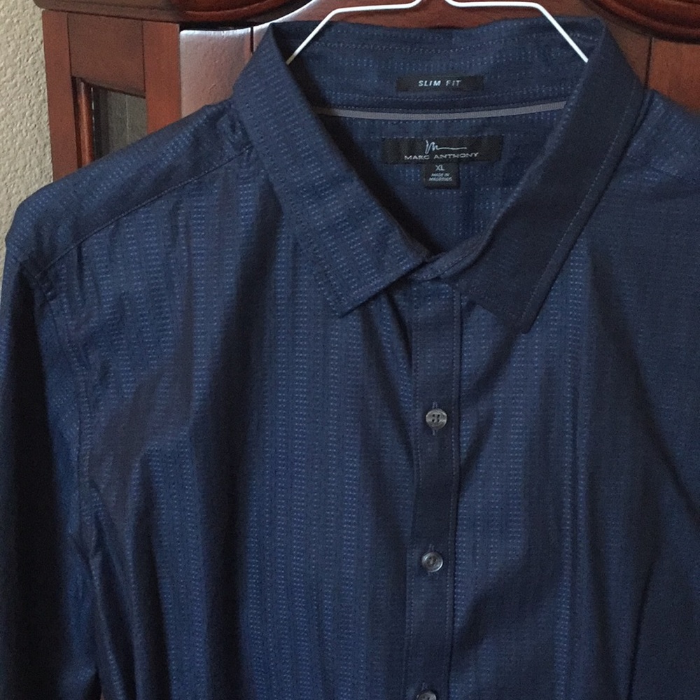 Long sleeve Marc Anthony slim fit shirt.